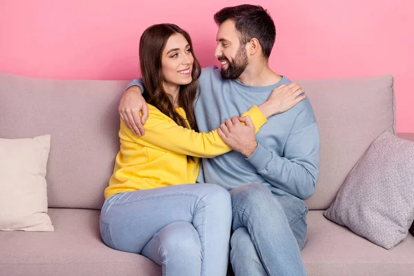 Retrato de atractiva pareja alegre suave vinculación sentado en divan romance tiempo libre aislado sobre rosa pastel color fondo — Foto de Stock