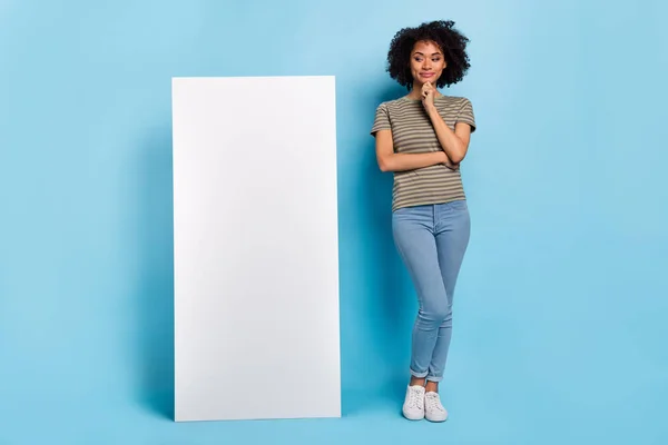 Foto de señora reflexivo look blanco cartel dispositivo electrónica eshop presentando ui aislado sobre fondo de color azul —  Fotos de Stock