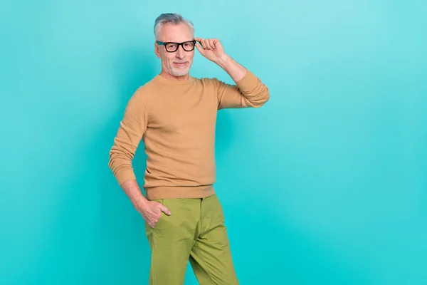 Foto van kalme tevreden persoon hand touch bril kijken camera geïsoleerd op turquoise kleur achtergrond — Stockfoto