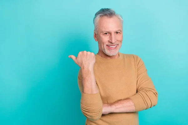 Фотография положительного человека показывает палец большого пальца пустое пространство новизны изолированы на бирюзовом фоне цвета — стоковое фото