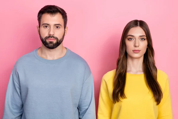 Photo of two calm concentrated people look camera wear sweater isolated on pink color background — Stockfoto