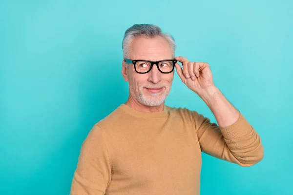 Porträtt av smart positiv person arm touch glasögon ser intresserad tomt utrymme isolerad på teal färg bakgrund — Stockfoto