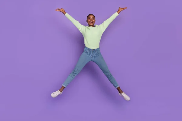 Foto de comprimento total de extasiado alegre expressão senhora pulando para cima se divertir isolado no fundo cor violeta — Fotografia de Stock