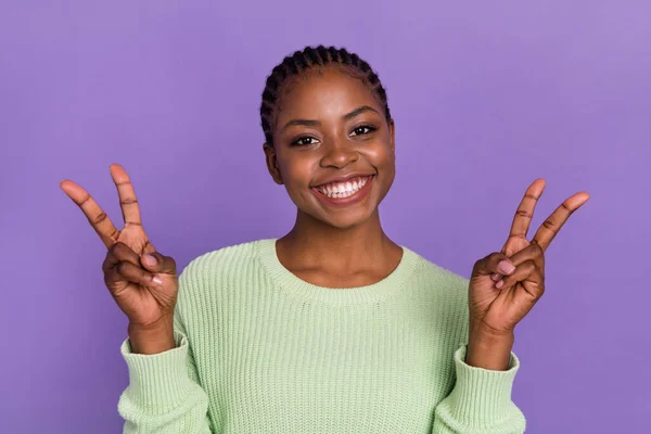 Portrait of cute beaming girl showing v-sign say hello greetings her friends isolated on purple color background — 图库照片