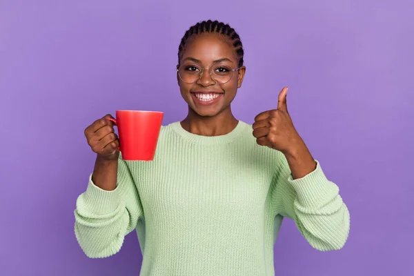 Photo of positive girl in casual green pullover recommend you tasty latte cappuccino isolated on violet color background — 스톡 사진