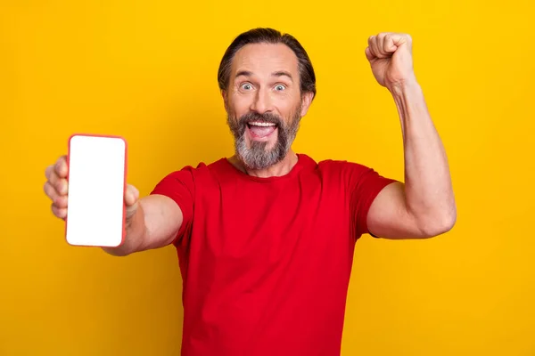 Foto di hooray maturo brunet uomo spettacolo telefono urlo usura rosso t-shirt isolato su sfondo di colore giallo — Foto Stock