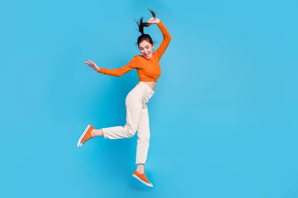 Повнометражне зображення дама весело танцює насолоджуйтесь літнім відпочинком ізольовано на синьому кольоровому фоні — стокове фото