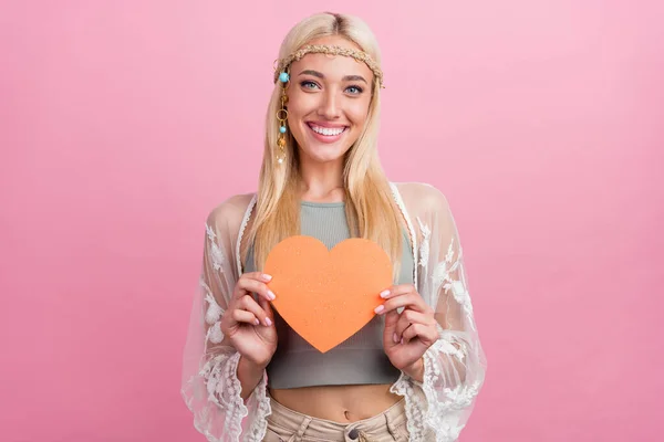 Photo of cool millennial blond lady hold heart wear accessories top cape isolated on pink color background — Fotografia de Stock