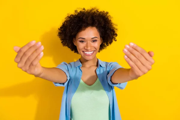 Photo of welcoming positive lady stretch arms invite you party wear jeans shirt isolated yellow color background — Fotografia de Stock