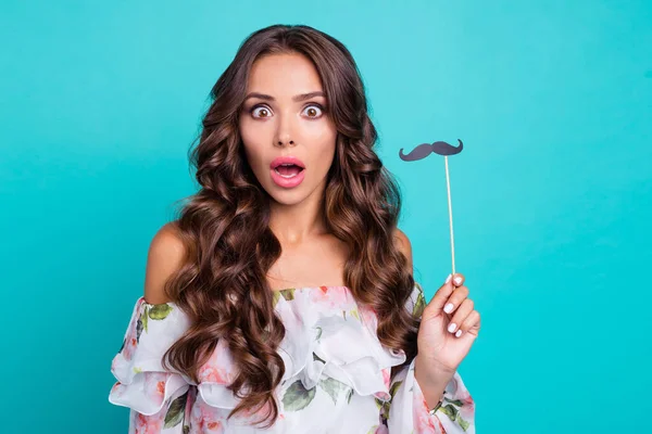 Foto de mulher animada alegre usar flor impressão vestido segurando bigodes falsos espaço vazio isolado turquesa cor de fundo — Fotografia de Stock