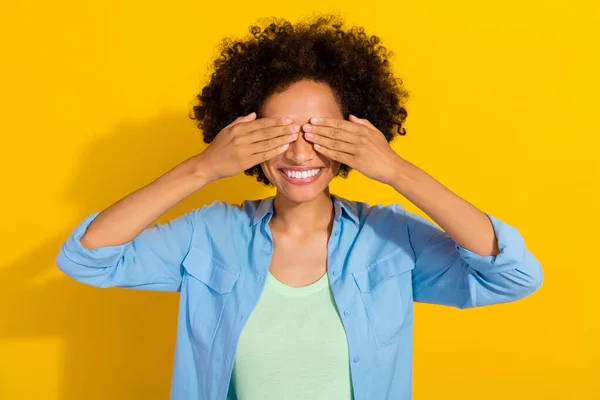 Foto de señora positiva preparar ver sorpresa manos ocultar los ojos usar jeans camisa aislado color amarillo fondo — Foto de Stock
