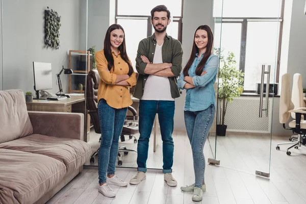 Full length body size view of attractive cheerful people experts leaders digital company folded arms at work place station indoors — Stock fotografie