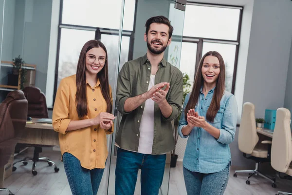 Photo of cheerful three successful trainee students young entrepreneurs listen speaker clapping celebrate their achievements — Foto Stock