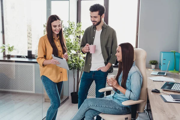 Portrait of three attractive experienced skilled cheerful people hr experts drinking discussing finance at work place station indoors — Foto Stock