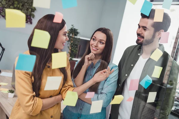 Foto af smilende tankevækkende gruppemæglere diskuterer nye måder virksomhedsudvikling indendørs arbejdsplads - Stock-foto