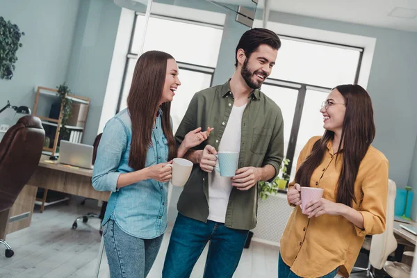 Photo of happy friendly group accountants having coffee pause laughing chatting indoors workplace workstation — Foto Stock