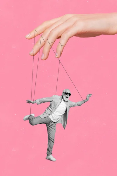 Вертикальный творческий коллаж пожилого человека черно-белый фильтр висит манипулируемые руки изолированы на розовом фоне — стоковое фото