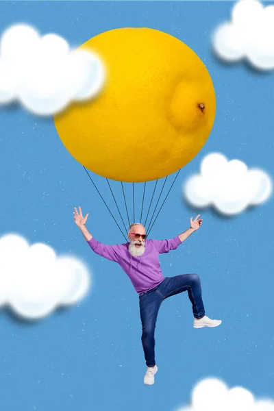 Dikey birleşik kolaj aşırı sevinçli pozitif insan gökyüzü bulutu arka planında büyük bir limon uçurur. — Stok fotoğraf