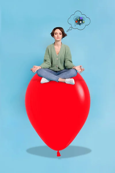 Работа 3d журнал коллаж мирной леди сидя большой красный гелиевый шар практикующий йога беспорядок мысли изолированный синий цвет фона — стоковое фото