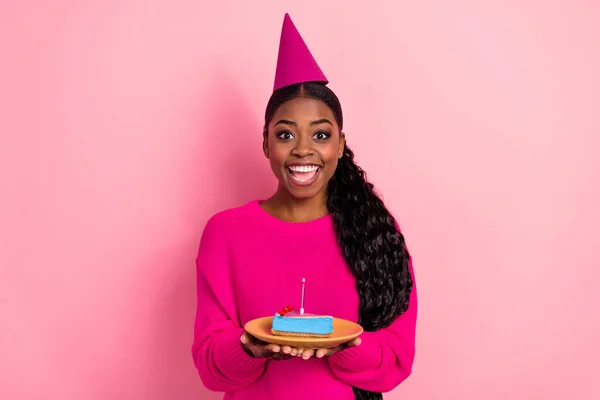 Photo of impressed millennial brunette lady hold cake wear cap pullover isolated on pink color background — Foto Stock