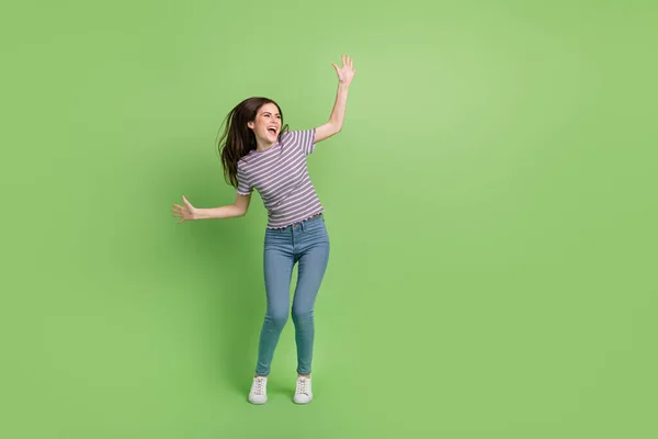 Tamanho do corpo de comprimento total vista de menina alegre atraente dança música evento cópia espaço isolado sobre fundo de cor verde brilhante — Fotografia de Stock