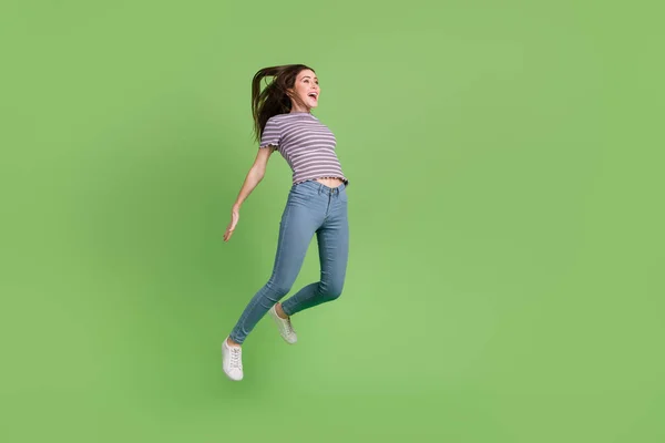 Pleine longueur corps taille vue de attrayant gai succès fille sautant s'efforçant isolé sur fond de couleur vert vif — Photo
