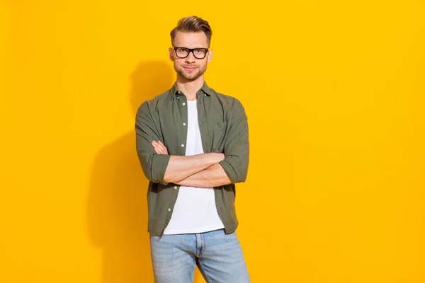 Portrait of attractive skilled content guy expert folded arms thinking isolated over bright yellow color background — Fotografia de Stock