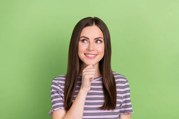 Portrait of attractive cheerful girly brown-haired girl making decision guess isolated over bright green color background — Foto Stock
