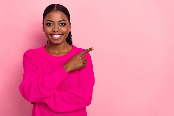 Foto de bom jovem morena senhora índice promo desgaste suéter isolado no fundo cor-de-rosa — Fotografia de Stock