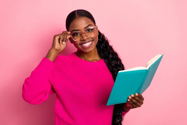 Foto van zoete jonge brunette dame lees boek dragen brillen trui geïsoleerd op roze kleur achtergrond — Stockfoto