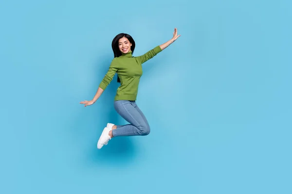 Volledige lengte lichaamsgrootte uitzicht van aantrekkelijke vrolijke funky meisje springen rest met plezier winkel geïsoleerd over helder blauwe kleur achtergrond — Stockfoto