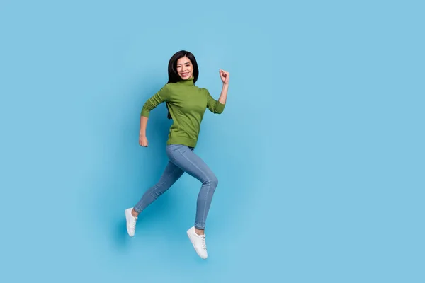 Pleine longueur taille du corps vue d'attrayant joyeux heureux fille mince saut en cours d'exécution isolé sur fond de couleur bleu vif — Photo