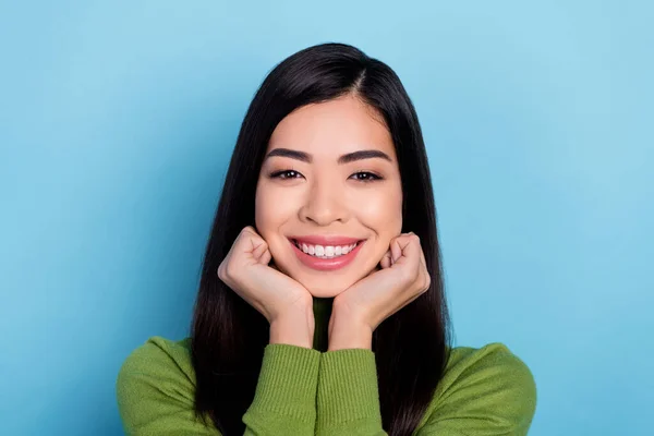 Foto van onder de indruk millennial brunette dame handen gezicht dragen groene trui geïsoleerd op blauwe kleur achtergrond — Stockfoto