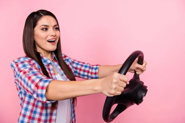 Foto di stupito buona mod signora estremo allenamento giro auto tenere volante isolato su sfondo di colore rosa — Foto Stock
