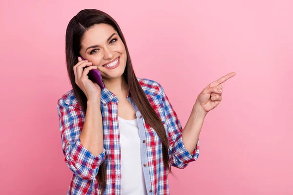 Foto de menina hispânica atraente falando com amigos no telefone promover produto anúncio isolado no fundo cor-de-rosa — Fotografia de Stock