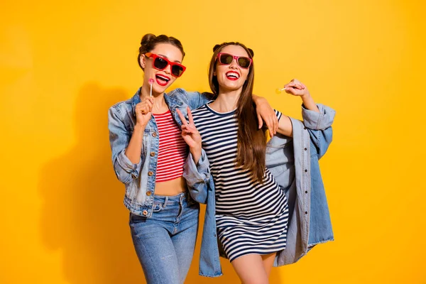 Φωτογραφία από δύο ανέμελα χαρούμενα κορίτσια έχουν καλή διάθεση δείχνουν v-σημάδι απομονώνονται σε κίτρινο χρώμα φόντο — Φωτογραφία Αρχείου