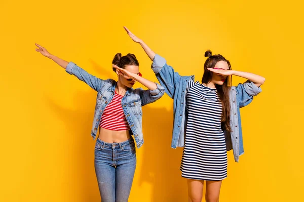 Photo de deux copains dames couverture étroite bras visage dab danse ont du temps libre isolé fond de couleur vive — Photo