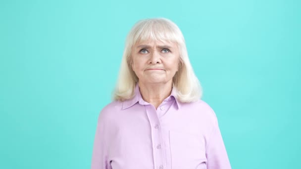 Aged lady decide brilliant conclusion isolated aquamarine color background — Stock Video
