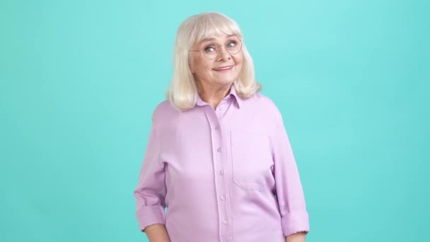 Senhora envelhecida decidir anunciar novas especificações isolado fundo cor ciano — Vídeo de Stock