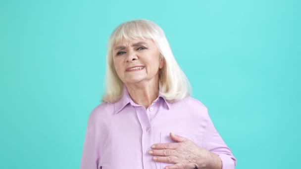 Senhora envelhecida tem infarto terrível isolado fundo cor ciano — Vídeo de Stock