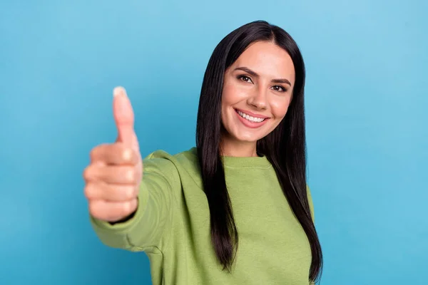 Photo of cheerful charming lady arm demonstrate thumb up isolated on blue color background — ストック写真