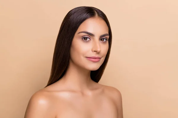 Porträt von attraktiven wunderschönen Mädchen makellose glatte weiche reine Haut Perfektion isoliert über beige Pastellfarbe Hintergrund — Stockfoto