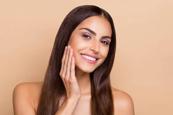 Retrato de cabello moreno señora toque las mejillas de las manos disfrutan sedoso suave piel bronceada bálsamo aislado color pastel fondo —  Fotos de Stock