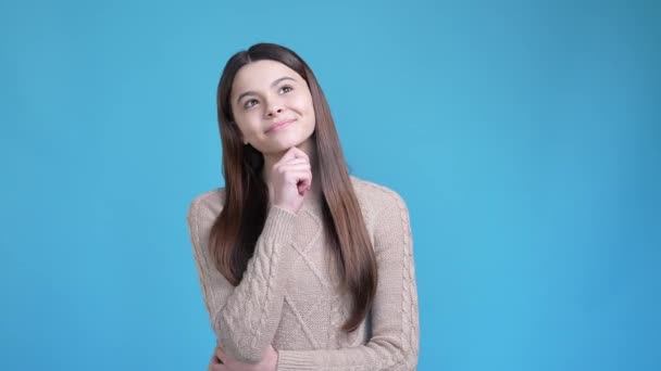Latina adolescente crianças pensamentos decidir presente de aniversário isolado azul cor de fundo — Vídeo de Stock