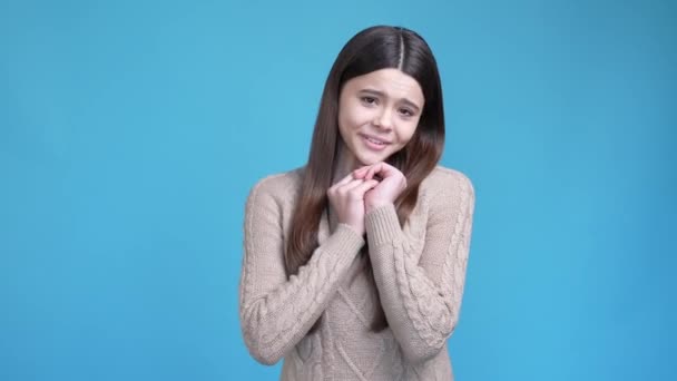 Дезі дев'ятнадцятирічна дитина запитує теперішнє очікування ізольованого синього кольору фону — стокове відео