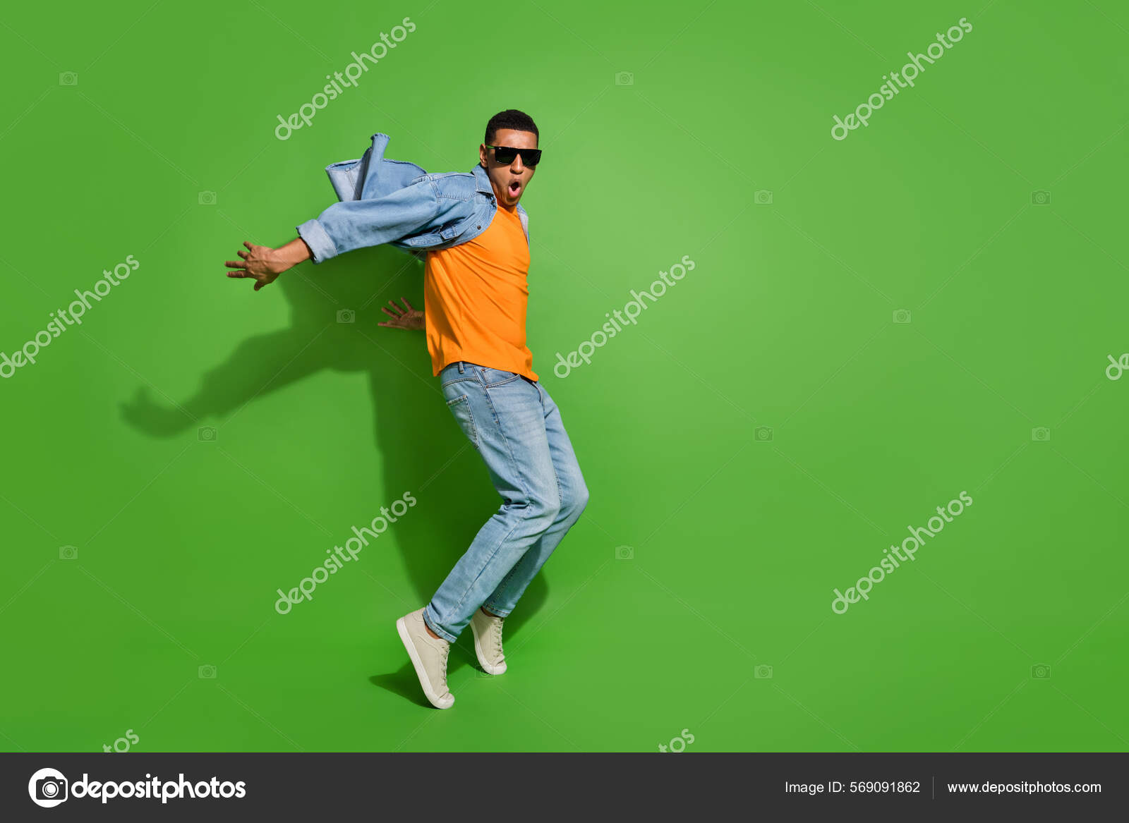 全长侧面照片疯狂精力充沛的活跃男性在绿色背景下欢快地跳舞——图库图片© deagreez1 #569091862, image size:1600x1167