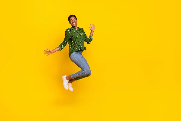 긍정적 인 밝은 트랜스 인간의 사진 착용 스마트 캐주얼 복장빈 공간 외진노란 색 배경높은 점프 — 스톡 사진