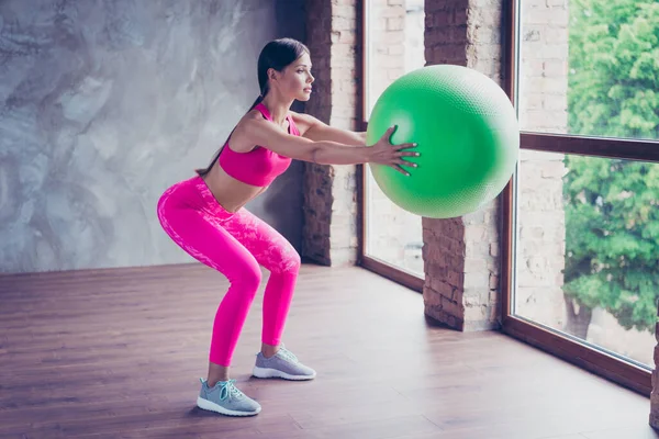 Profilseite Foto von Sportlerin tun Aerobic halten fit Ballausrüstung Anstrengung Ausdauer in modernen Loft — Stockfoto