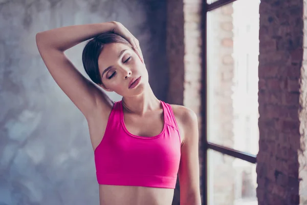 Retrato de la hermosa dama impresionante haciendo pilates crossfit calentamiento antes de trotar resistencia en loft moderno — Foto de Stock