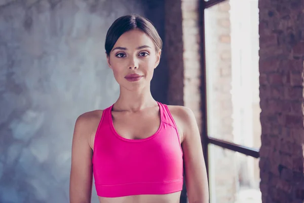 Retrato de encantadora dama bonita tienen ejercicio a distancia con su deportista hablar cámara web en el loft moderno —  Fotos de Stock